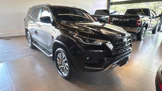 TOYOTA HILUX SW4 2.8 D-4D TURBO DIESEL SRX 7L 4X4 AUTOMÁTICO